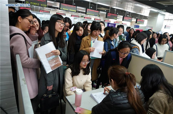 Female college students participate in a job fair held particularlly for them in Nanjing, capital of east China's Jiangsu Province, Mar 5, 2016. Some 5,000 job opportunities were provided to female college students at the fair marking the coming International Women's Day on March 8. (Photo/Xinhua)