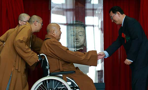 Abbot Hsing Yun at the handover ceremony of a 1,500-year-old Buddha head at the National Museum of China.(Photo by Zou Hong/China Daily)