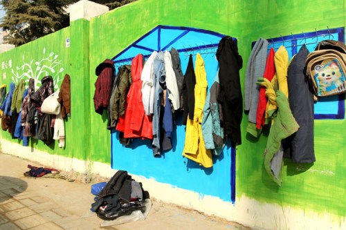 Clothing hung on a Wall of Kindness in Zhengzhou city, Central China's Henan province on Feb 3, 2016. (Photo provided to China Daily)