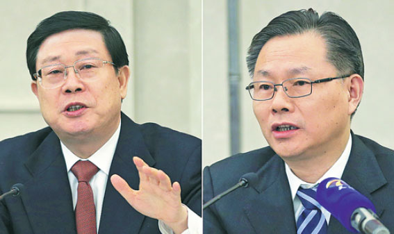 Tianjin mayor Huang Xingguo (left) and Zong Guoying, a senior official from the Binhai New Area of the city, attend a group discussion session that was open to reporters at the NPC's annual session in Beijing on Tuesday. (Photo/China Daily)