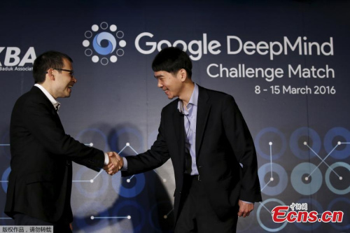 South Korean professional Go player Lee Sedol, right, shakes hands with CEO of Google DeepMind Demis Hassabis, left, during a press conference ahead of the Google DeepMind Challenge Match in Seoul, South Korea, March 8, 2016. (Photo provided to China News Service)