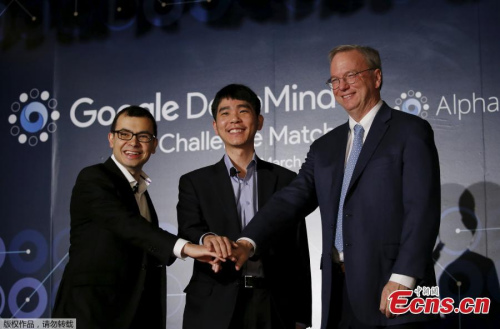 South Korean professional Go player Lee Sedol, center, poses for the media with Eric Schmidt, executive chairman of Alphabet, right, and CEO of Google DeepMind Demis Hassabis, left, after a press conference ahead of the Google DeepMind Challenge Match in Seoul, South Korea, March 8, 2016. (Photo provided to China News Service)