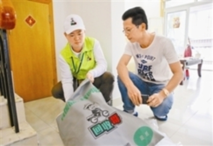 A worker of O2O waste collection Recycling Brother offers door-to-door services in Shenzhen, South China's Guangdong province. (Photo/sznews.com)