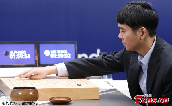 World's top Go player Lee Sedol puts a white stone against Google's artificial intelligence program AlphaGo in Seoul, South Korea, March 13, 2016. (Photo/Agencies)