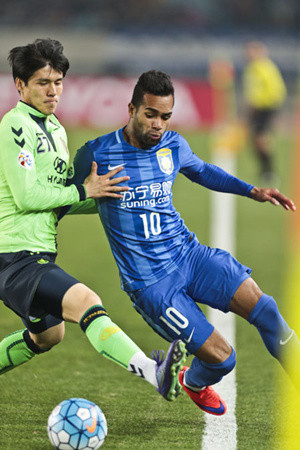 Alex Teixeira of Jiangsu Suning in action during a match against Jeonbuk Hyundai Motors from South Korea in Nanjing, Jiangsu province, on March 1. (Photo: China Daily/Shi Rui)