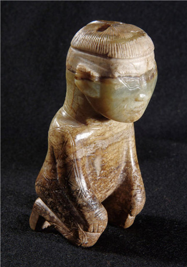 The ongoing exhibition at the Capital Museum features a replica of Fu Hao's tomb, and virtual-reality glasses allow visitors to see facades of the Shang palaces. (Photo provided to China Daily)