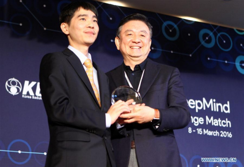 Hong Seok-Hyun (R), chairman of South Korea's Baduk Association, awards South Korean professional Go player Lee Sedol after Lee finished the final match of the Google DeepMind Challenge Match against Google's artificial intelligence program, AlphaGo, in Seoul, South Korea, March 15, 2016. Google's Go-playing computer program again defeated its human opponent in a final match on Tuesday that sealed its 4-1 victory. (Xinhua/Yao Qilin)