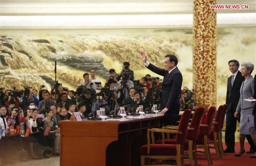 Chinese Premier Li Keqiang greets journalists at his press conference after the closing meeting of the fourth session of China's 12th National People's Congress at the Great Hall of the People in Beijing, capital of China, March 16, 2016. (Xinhua/Lyu Xun)
