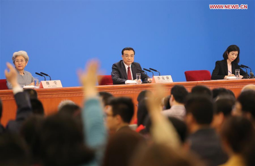 Chinese Premier Li Keqiang (C, back) gives a press conference at the Great Hall of the People in Beijing, capital of China, March 16, 2016. (Xinhua/Liu Weibing)