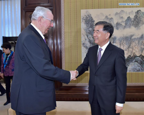 Chinese Vice Premier Wang Yang (R) meets with a delegation mostly composed of business leaders from Europe and led by Henry Keswick(L), chairman of Jardine Matheson Holdings Ltd., in Beijing, capital of China, March 16, 2016. (Xinhua/Li Tao)