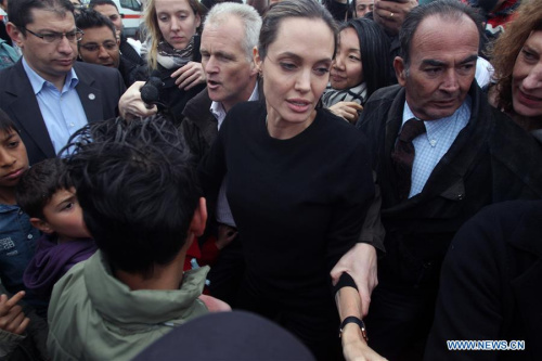 U.S. actress and special envoy of the United Nations High Commissioner for Refugees (UNHCR), Angelina Jolie (C), visits the temporary refugee facilities at the port of Piraeus, near Athens, Greece, March 16, 2016. (Xinhua/Marios Lolos)