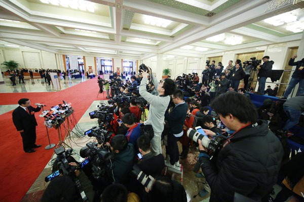 Journalists make face-to-face interviews with high-level officials along the 100-meter-long minister's passage, also known as ministers' red carpet, at the Great Hall of People. (Photo: China Daily/Feng Yongbin)