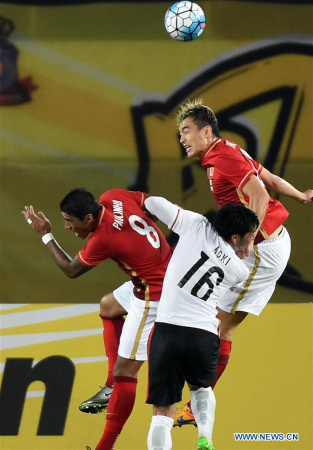 Feng Xiaoting(R) of Guangzhou Evergrande competes with Aoki Takuya of Urawa Red Diamonds during the Group H third round match between China's Guangzhou Evergrande and Japan's Urawa Red Diamonds in Guangzhou, capital of south China's Guangdong Province, March 16, 2016. The match ended 2-2. (Xinhua/Lu Hanxin)
