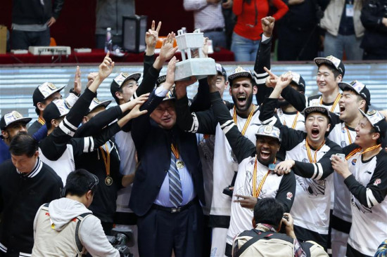 Sichuan beat Liaoning 94-91 in Game 5 of the 2015-2016 CBA Finals on Sunday and won the series 4-1 to become the fifth champions in CBA's 21-year history. (Photo/Xinhua)