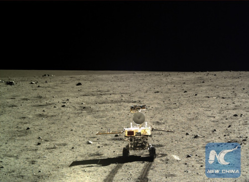 Photo taken by the landform camera on the Chang'e-3 moon lander on Dec. 22, 2013 shows the Yutu moon rover during Chang'e-3 lunar probe mission's first lunar day circle. (Xinhua file photo)