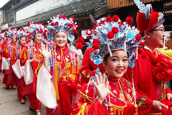 Brides at a mass Chinese wedding ceremony in Fengjing township in Jinshan district of Shanghai. (Photo provided to China Daily)