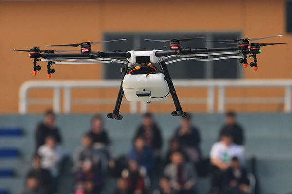 DJI launched its first agricultural drone, the MG-1, in November. It can spray pesticide on farmland. (Photo/China Daily)