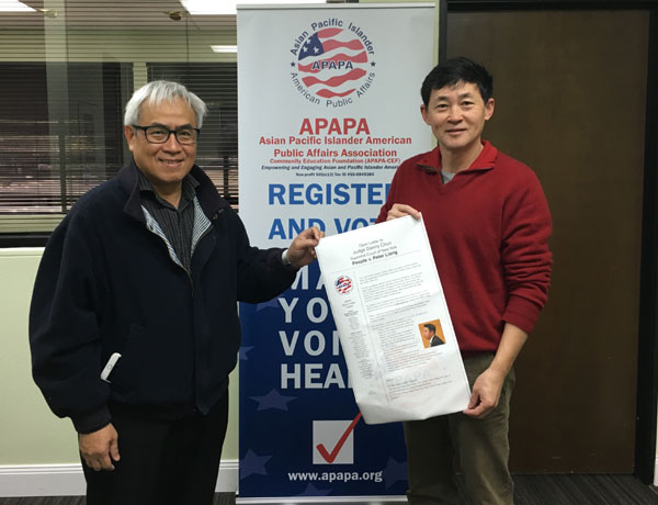 Don Sun (right), president of the Silicon Valley branch of the Asian Pacific Islander American Public Affairs (APAPA), and Jerry Chen (left), vice-president of the Silicon Valley APAPA chapter, hold the open letter to Judge Danny Chun that will be printed in the March 26 national edition of the New York Times. (Photo:China Daily/Lia Zhu)