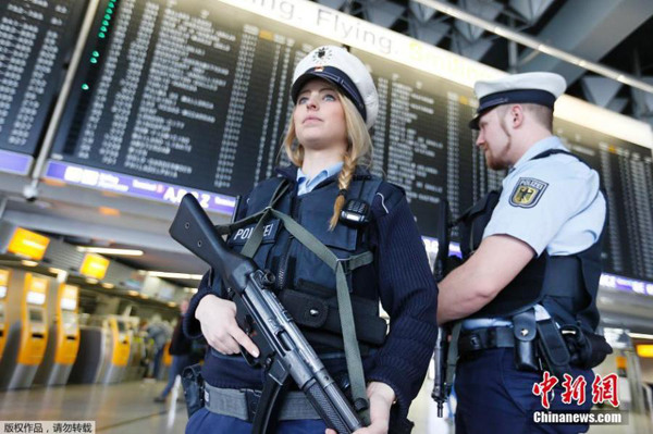 German police officers guard a terminal of the airport in Frankfurt, Germany, March 22, 2016. Nations from Europe to the Americas have responded to the Brussels atrocities by stepping up patrols, reviewing security and denouncing the terrorists. (Photo provided to China News Service)