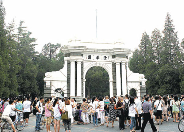 File photo taken on July 2013 shows students, some with their parents, wait to enroll for the new semester at Tsinghua University. (Photo/China Daily)