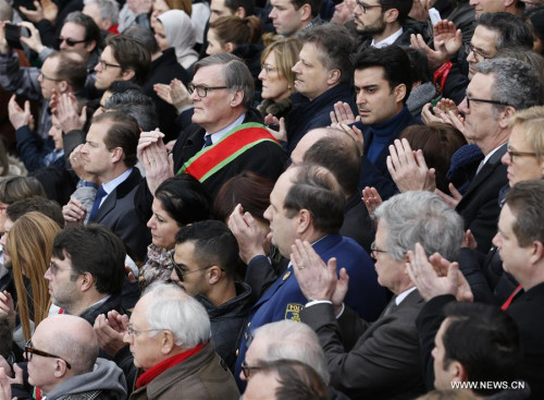 People mourn the victims in front of the Stock Market in downtown Brussels, Belgium, March 23, 2016. At least 34 people were killed and 180 injured after explosions at Brussels airport and a metro station on Tuesday. (Xinhua/Ye Pingfan)