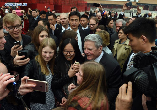 German President Joachim Gauck interacts with tourists as he visits the Palace Museum in Beijing, capital of China, March 22, 2016. (Photo: Xinhua/Zhang Ling)