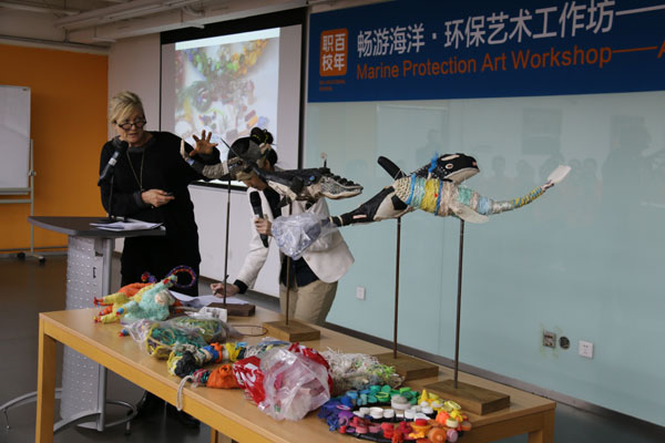 Cindy Pease Roe in Beijing meets with students at the BN Vocational School, a charity school for the children of rural migrant workers, and shares her stories about the ocean and whales. (Photo:chinadaily.com.cn/Yan Dongjie
