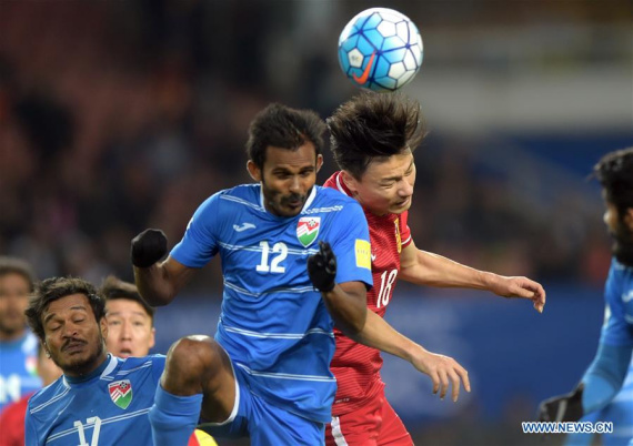 Gao Lin (R) of China vies with Adey Ashadh (C) of Maldives during the 2018 FIFA World Cup qualification football match in Wuhan, central China's Hubei Province, March 24, 2016. (Photo: Xinhua/Cheng Min)