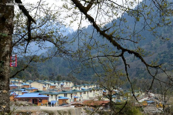 Photo taken on March 20, 2016 shows a village along the Medog Road in Medog County, southwest China's Tibet Autonomous Region. (Photo: Xinhua/Chen Tianhu)