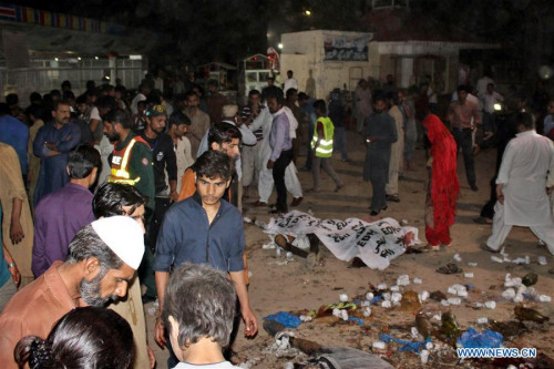 Pakistani people gather at the blast site in eastern Pakistan's Lahore, March 27, 2016. At least 63 people including women and kids were killed and over 306 others injured when a suicide bomber hit a public park in Lahore on Sunday evening, officials said. (Xinhua/Jamil Ahmed)