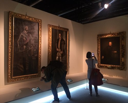 Visitors take in the Gloria di Luce e Colore: quattro secoli di Pittura a Venezia exhibition at the National Museum of China in Beijing. (Photo: Xiong Yuqing/GT)