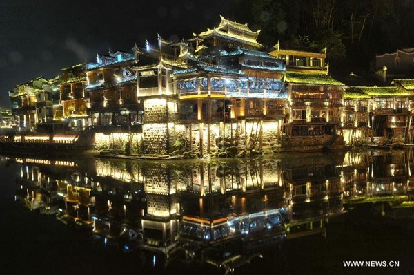 Photo taken on Jan 5, 2015 shows the night view of the ancient town of Fenghuang, central China's Hunan province. (Xinhua/Long Hongtao) 