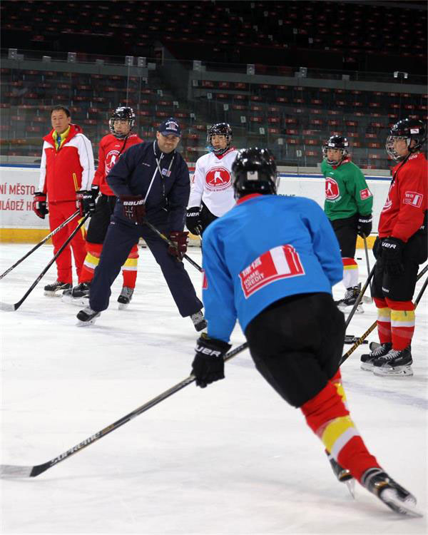 Chinese players are instructed by a Czech coach. (Photo: Guan Kejiang)