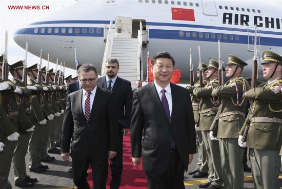 Chinese President Xi Jinping (R front) arrives at the airport in Prague, Czech Republic, March 28, 2016. Xi started a three-day state visit to the Czech Republic from Monday. (Xinhua/Lan Hongguang) 