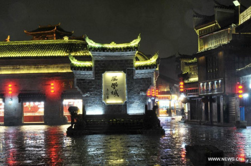 Photo taken on Jan 5, 2015 shows the night view of the ancient town of Fenghuang, central China's Hunan province. (File photo: Xinhua/Long Hongtao) 