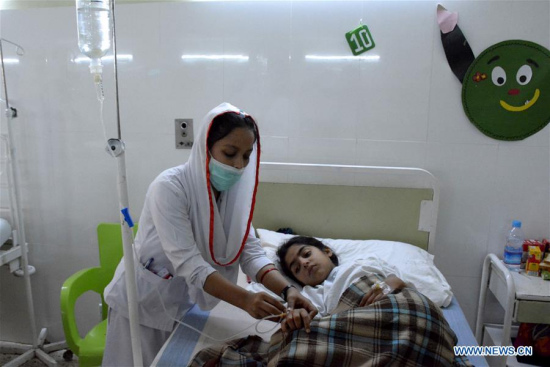 A girl injured in suicide blast receives medical treatment at a hospital in eastern Pakistan's Lahore, on March 28, 2016. Death toll of the suicide blast that hit a public park in Pakistan's eastern major city of Lahore on Sunday evening has risen to 72, officials said on Monday. (Xinhua/Sajjad)