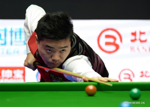 Ding Junhui of China competes during the qualifying match against Lee Walker of Welsh at the 2016 World Snooker China Open in Beijing, capital of China, March 28, 2016. (Xinhua/Kong Hui)