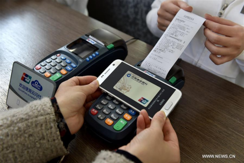 An user experiences Samsung Pay during an activity in the 798 Art Zone of Beijing, capital of China, March 29, 2016. Samsung Electronics' mobile payment service Samsung Pay was launched in China on Tuesday in partnership with China UnionPay. It is currently available on Samsung Galaxy S7, Galaxy S7 edge, Galaxy S6 edge-plus and Galaxy Note5 in China. (Xinhua/Li Xin)