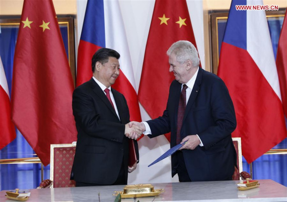 Chinese President Xi Jinping (L) and his Czech counterpart Milos Zeman sign a joint statement on lifting the two countries' ties to a strategic partnership after their talks in Prague, the Czech Republic, March 29, 2016. (Photo: Xinhua/Ju Peng)