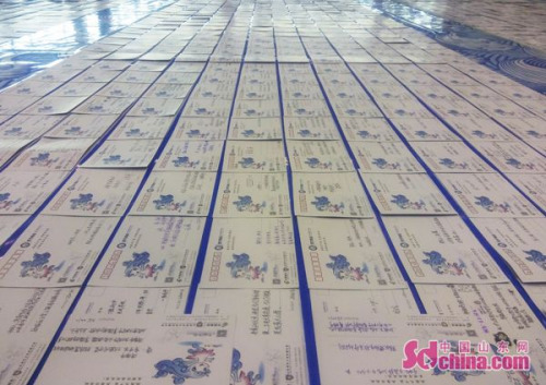 Stretching over 1,394 meters, the postcard is a composite of 10,000 regular-sized postcards. (Photo/Sdchina.com)