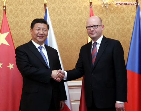 Chinese President Xi Jinping (L) meets with Czech Prime Minister Bohuslav Sobotka in Prague, the Czech Republic, March 29, 2016. (Xinhua/Ju Peng)