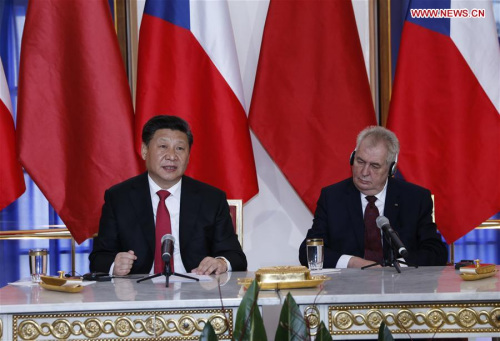 Chinese President Xi Jinping (L) and his Czech counterpart Milos Zeman attend a press conference after their talks in Prague, the Czech Republic, March 29, 2016. (Xinhua/Ju Peng)