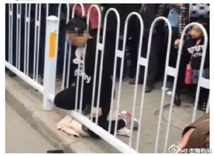 A pregnant woman who died after getting her neck caught in a roadside guardrail in Mizhi County, Shaanxi Province. (Photo/Sina Weibo)  