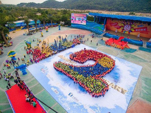 People create the number 2 in honor of the second anniversary of the Zhuhai Chimelong International Ocean Tourist Resort in Zhuhai, Guangdong province, on March 29, 2016. (Photo provided to chinadaily.com.cn)