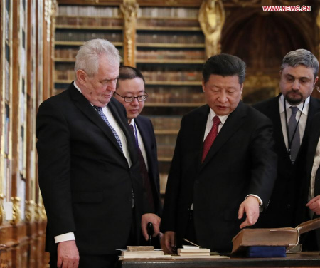 Chinese President Xi Jinping (R, front) and his Czech counterpart Milos Zeman (L, front) visit the Strahov Library in Prague, the Czech Republic, March 30, 2016. (Xinhua/Lan Hongguang)