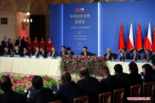 Chinese President Xi Jinping and his Czech counterpart Milos Zeman attend the China-Czech Economic Roundtable in Prague, the Czech Republic, March 30, 2016. (Xinhua/Ju Peng) 