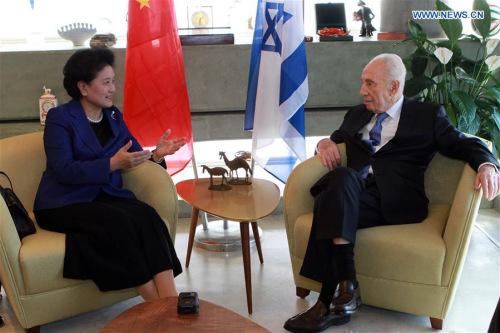 Chinese Vice Premier Liu Yandong (L) meets with former Israeli President Shimon Peres, at the Peres Center for Peace in the Israeli coastal city of Tel Aviv, March 30, 2016. (Xinhua/Gil Cohen Magen)