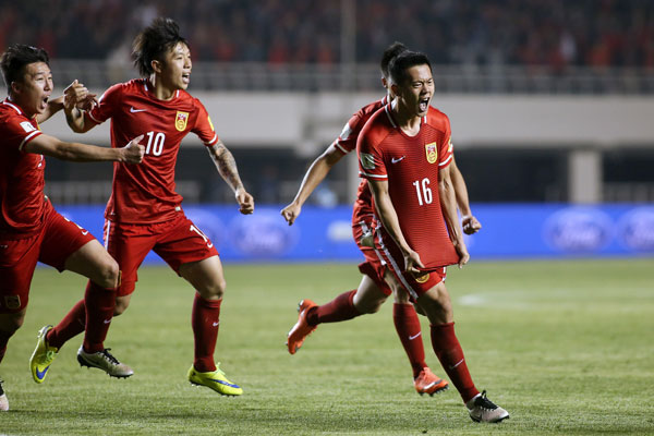 Playmaker Huang Bowen (right) opens the scoring in the 58th minute against Qatar on March 29, 2016. (Photo: China Daily/Wu Zhizhao)