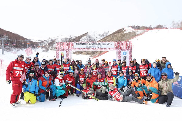 Contestants from home and abroad pose for a picture after the ski race at Zhangjiakou's Genting Resort Secret Garden on Feb 27, 2016. (Photo provided to chinadaily.com.cn)