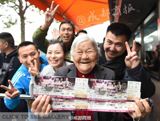 An 80-year-old woman is helped to jump the queue to buy basketball match tickets for her son at a stadium in Chengdu City, the capital of Southwest China's Sichuan Province, March 8, 2016. The first home match for Sichuan's Blue Whales in the Chinese Basketball Association league attracted many fans. (Photo/Weibo of Chengdu Business News)